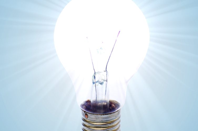 Glühbirne, die Innovation symbolisieren soll. "Schaffung von Innovation mit Modellcharakter"