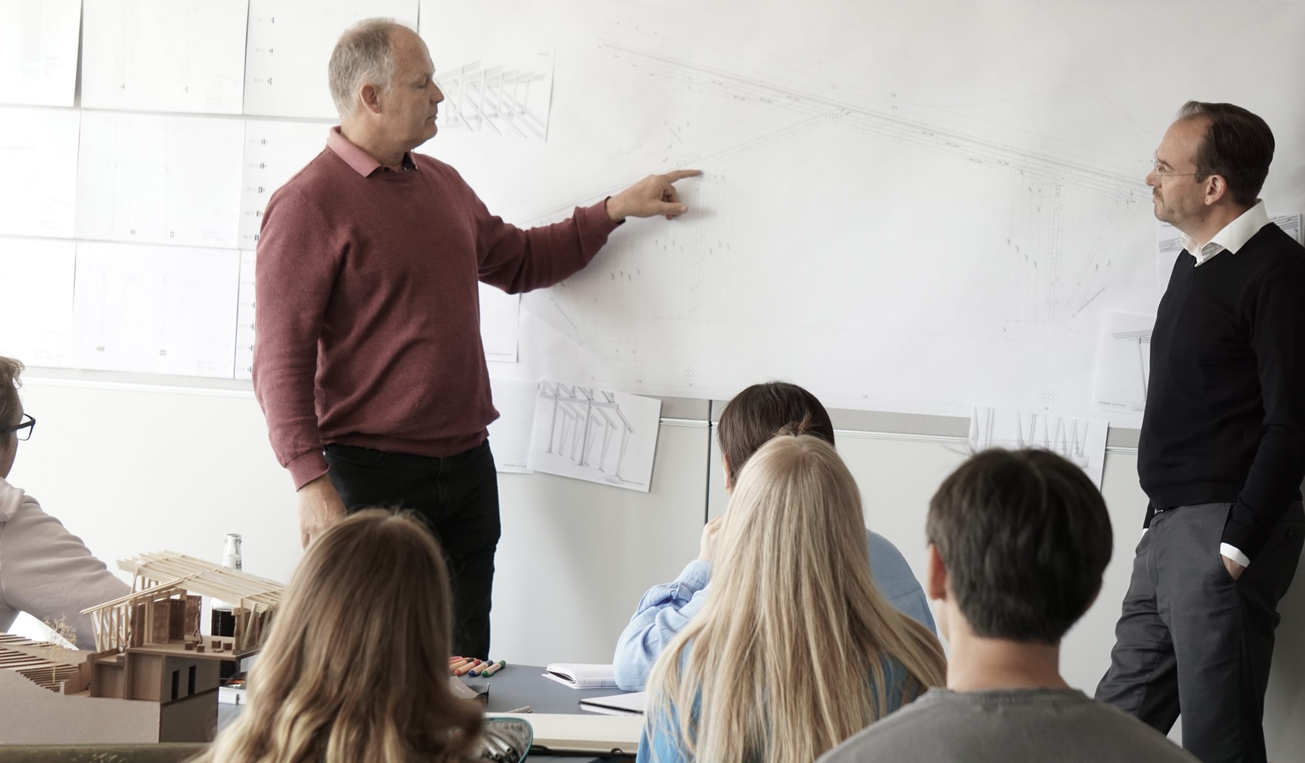 Lehrveranstaltung Bauen mit Bambus an der HTWG Konstanz - Dozent erklärt Bambuskonstruktionen