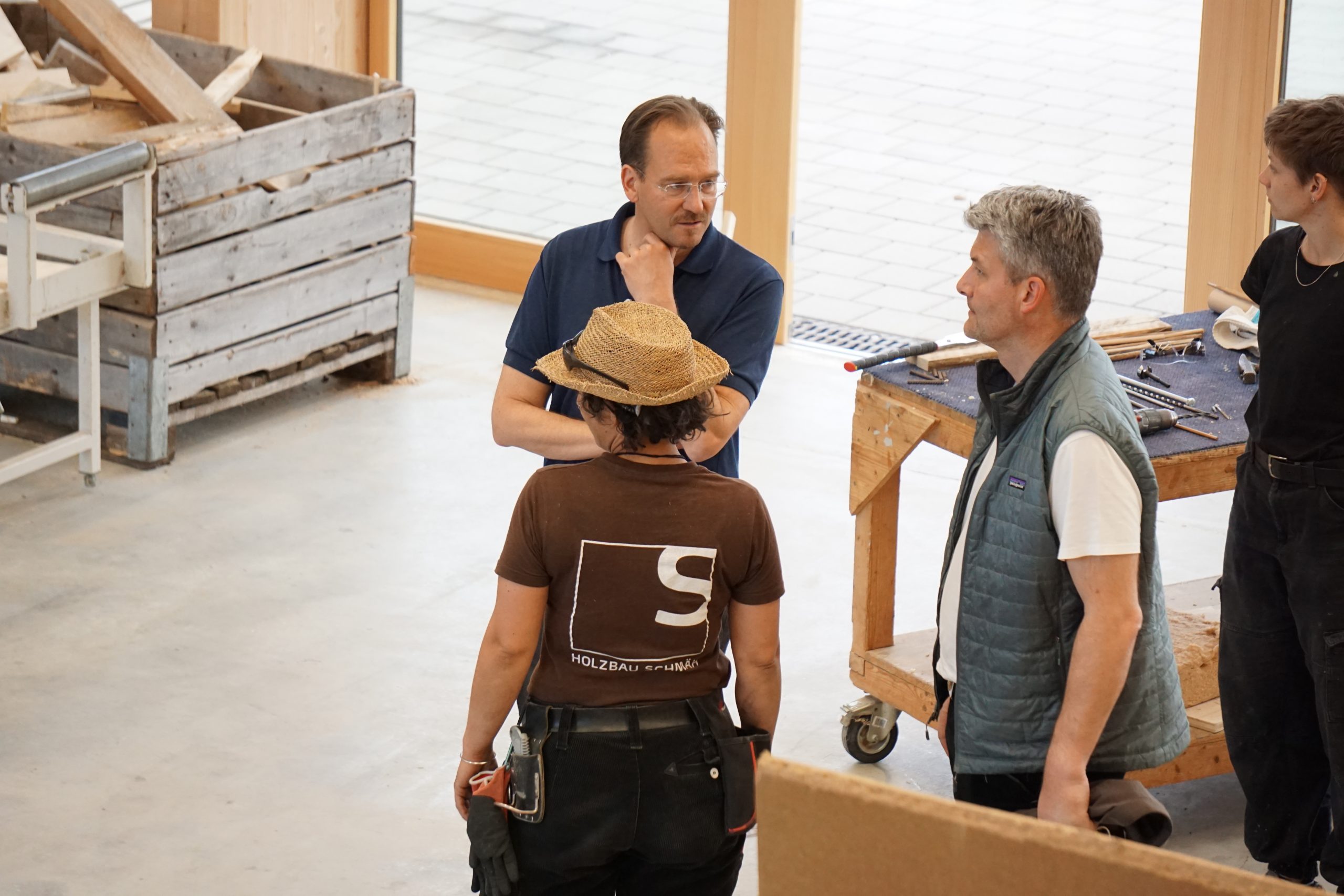 Fachgespräch in der Holzbauwerkstatt beim Projekt Bauen mit Bambus, Meersburg