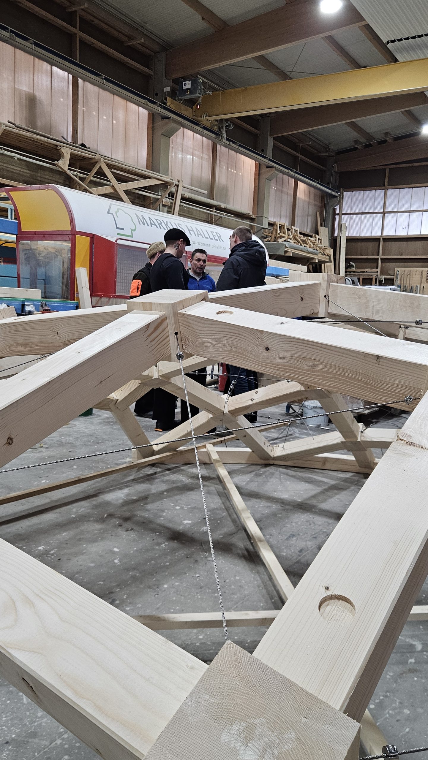 Baustelle, die einen Dachgiebel zeigt, der eingerüsted ist